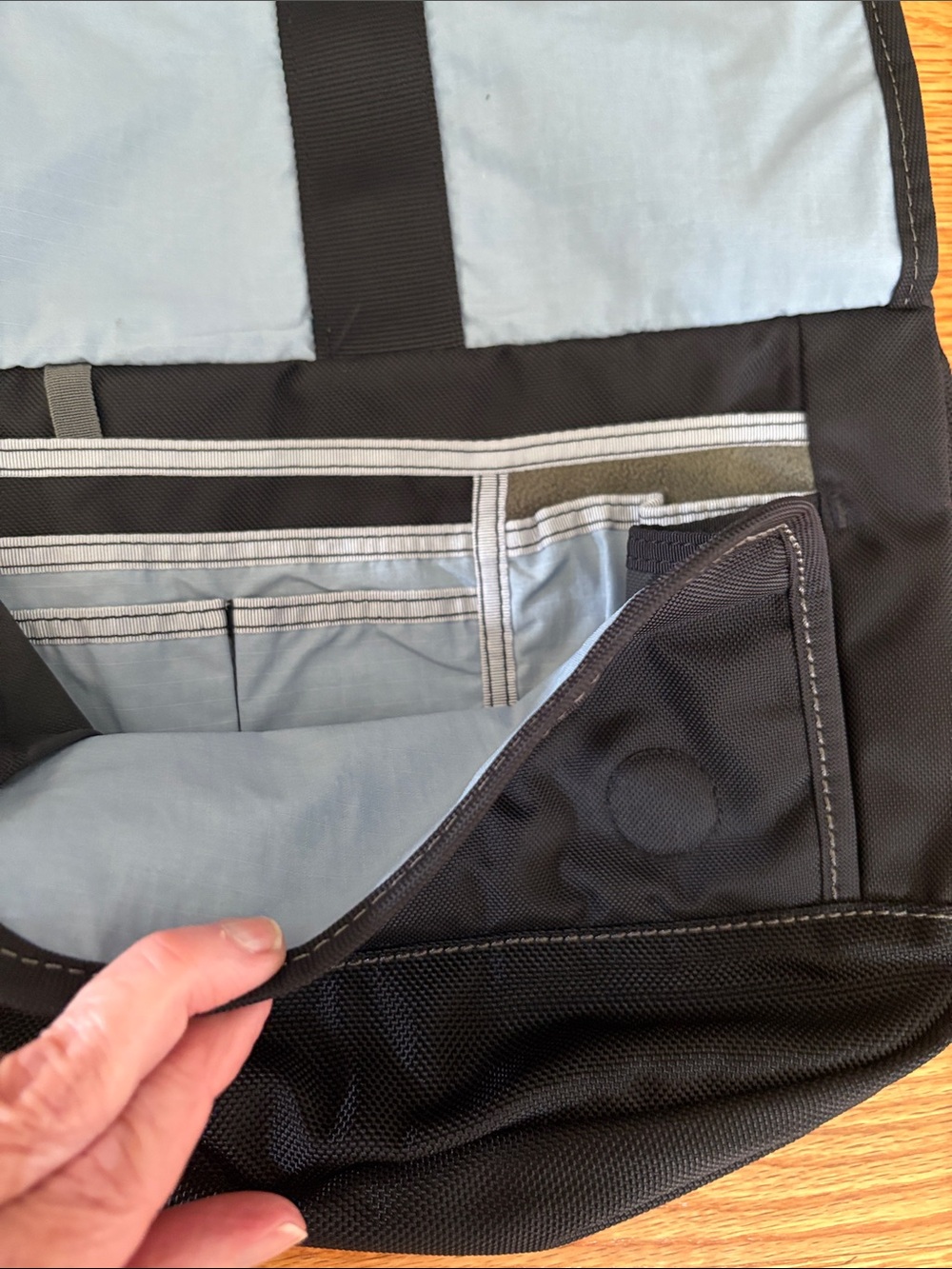 Overland Equipment Baylis Black Crossbody for Men - Picture 5 of 12